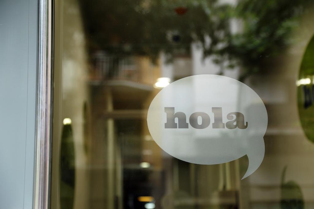 Hola Hostal Eixample Hostel Barcelona Exterior photo